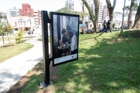 Imagem referente a Galeria ao ar livre: obras de Alfredo Andersen estão na praça que leva o nome do pintor