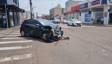 Imagem referente a HB20 e caminhão se envolvem em colisão no Centro de Cascavel