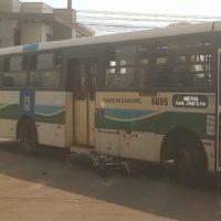 Imagem referente a Moto para embaixo de ônibus após acidente na rua Rio da Paz