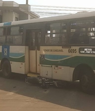 Imagem referente a Moto para embaixo de ônibus após acidente na rua Rio da Paz