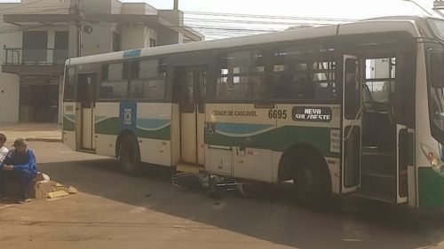 Imagem referente a Moto para embaixo de ônibus após acidente na rua Rio da Paz