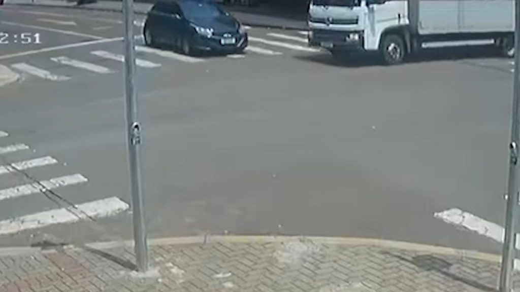 Câmera flagra acidente entre carro e caminhão na Rua Rio Grande do Sul