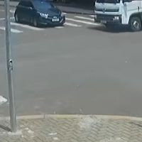 Imagem referente a Câmera flagra acidente entre carro e caminhão na Rua Rio Grande do Sul