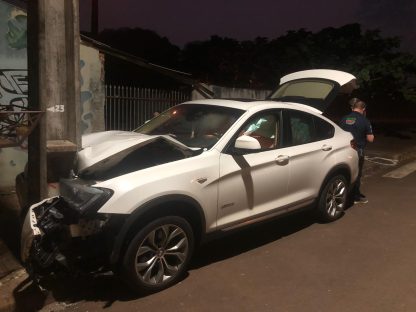 Imagem referente a BMW bate em poste na marginal da PRc 467 em Cascavel