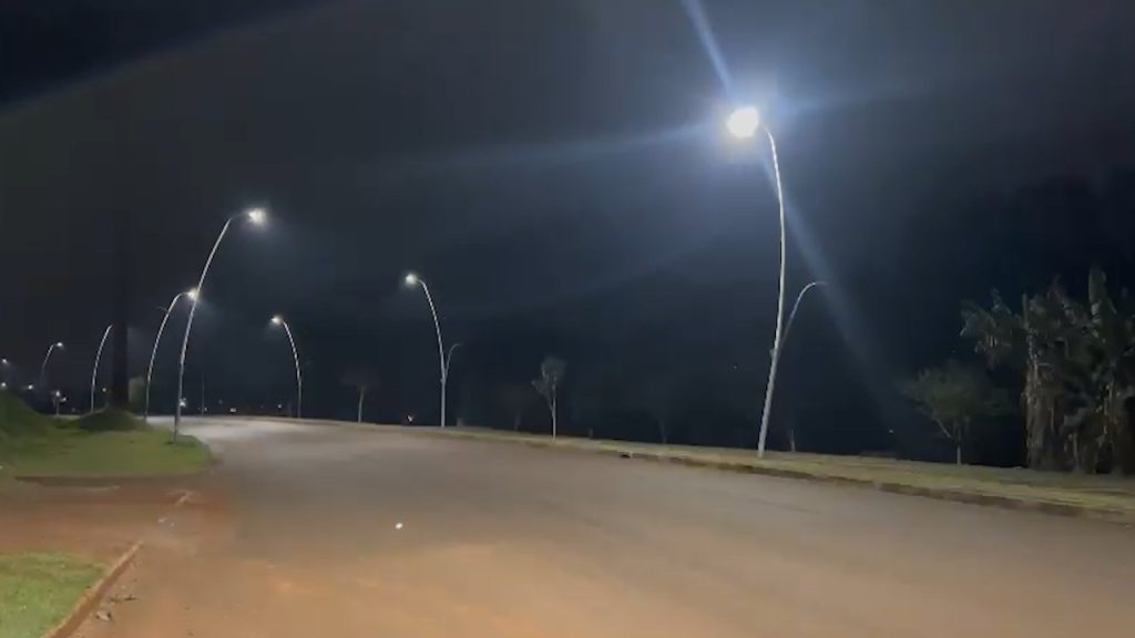 Flashback em via pública? Lâmpadas de postes ficam oscilando perto do Lago Municipal