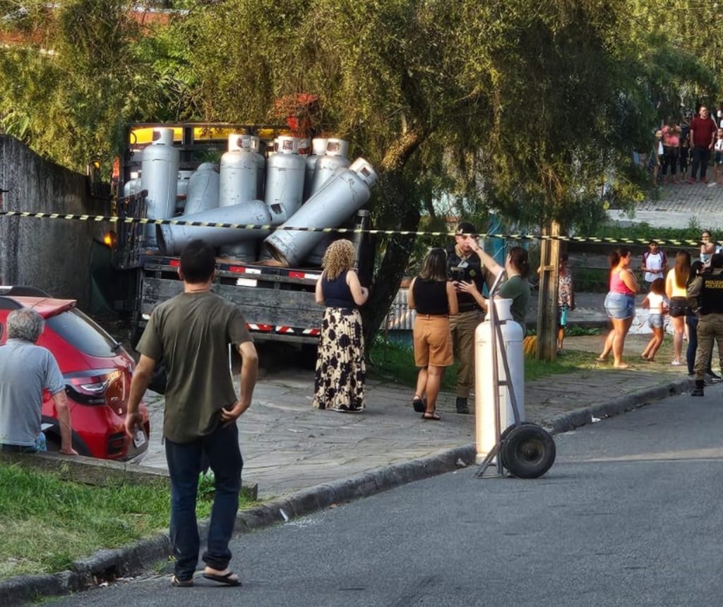 Idosa morre prensada por caminhão de cilindros desgovernado em Colombo