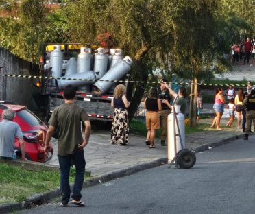 Imagem referente a Idosa morre prensada por caminhão de cilindros desgovernado em Colombo