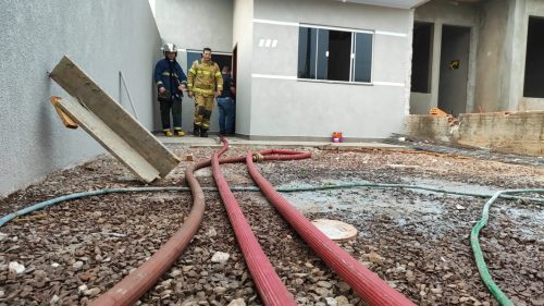 Imagem referente a Ladrões furtam fiação e casa em construção é incendiada no Riviera