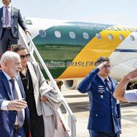 Imagem referente a Lula desembarca em Brasília após problema com avião no México