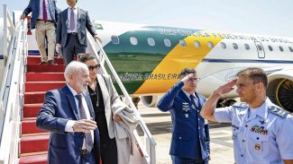 Lula desembarca em Brasília após problema com avião no México