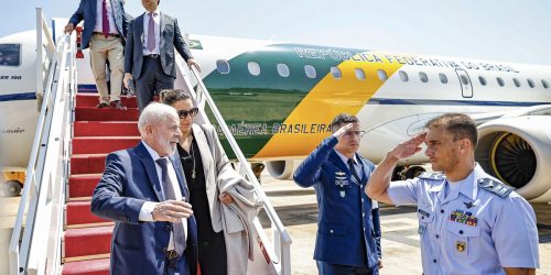 Imagem referente a Lula desembarca em Brasília após problema com avião no México