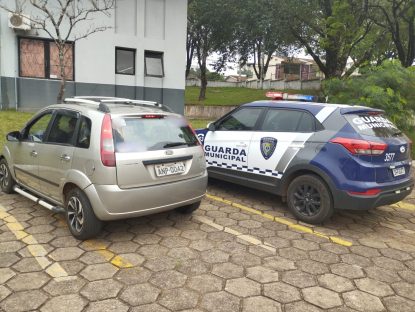 Imagem referente a Carro com registro de furto é encontrado abandonado na Rua Pedro Baú