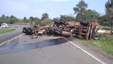 Imagem referente a Motorista morre preso às ferragens após caminhão capotar na BR-476