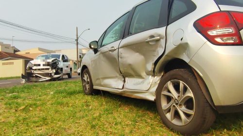 Imagem referente a Homem fica ferido após acidente entre dois carros no Coqueiral