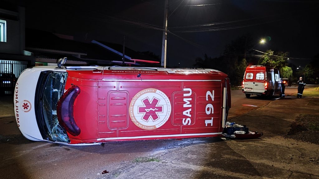 Ambulância do Samu tomba após forte colisão com Fiorino no Santo Onofre