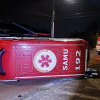 Imagem referente a Ambulância do Samu tomba após forte colisão com Fiorino no Santo Onofre