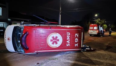 Imagem referente a Ambulância do Samu tomba após forte colisão com Fiorino no Santo Onofre