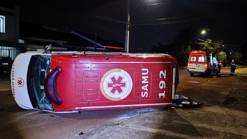 Imagem referente a Ambulância do Samu tomba após forte colisão com Fiorino no Santo Onofre