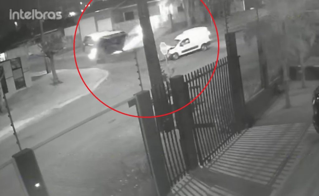 Câmeras flagram ambulância do Samu tombando após acidente com Fiorino no Santo Onofre