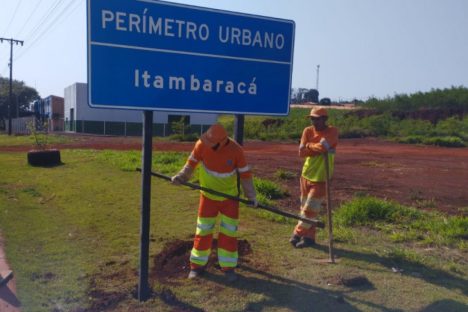 Imagem referente a Tachas e placas: DER/PR melhora sinalização viária da PR-436 em Bandeirantes