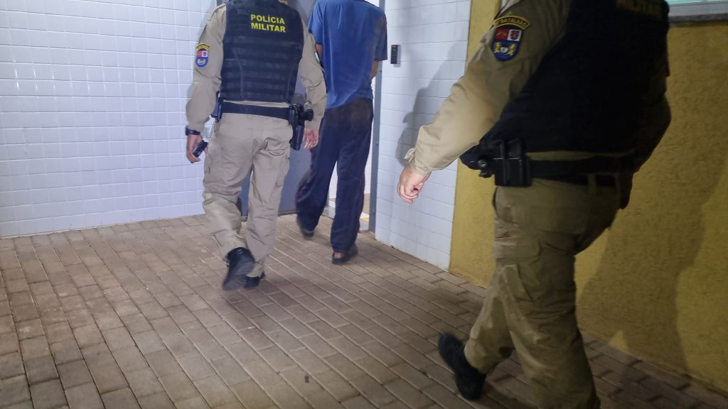 Casal é preso em flagrante após arrombar e furtar farmácia na Rua Rio da Paz