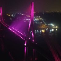 Imagem referente a Outubro Rosa: Ponte da Integração Brasil–Paraguai é iluminada na cor da campanha