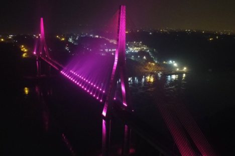 Imagem referente a Outubro Rosa: Ponte da Integração Brasil–Paraguai é iluminada na cor da campanha