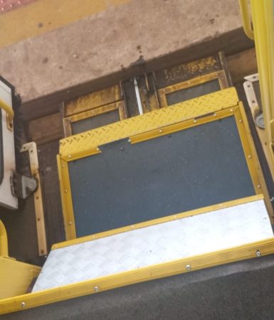 Imagem referente a Elevador para cadeirantes de ônibus que passa em frente à APAE está com defeito