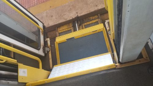 Imagem referente a Elevador para cadeirantes de ônibus que passa em frente à APAE está com defeito