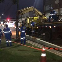 Imagem referente a Poste destruído por ônibus do transporte coletivo é substituído na Av. Brasil