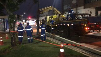 Poste destruído por ônibus do transporte coletivo é substituído na Av. Brasil