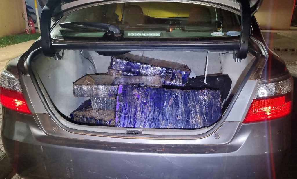 PRF intercepta carro com grande carga de maconha após perseguição em Lindoeste