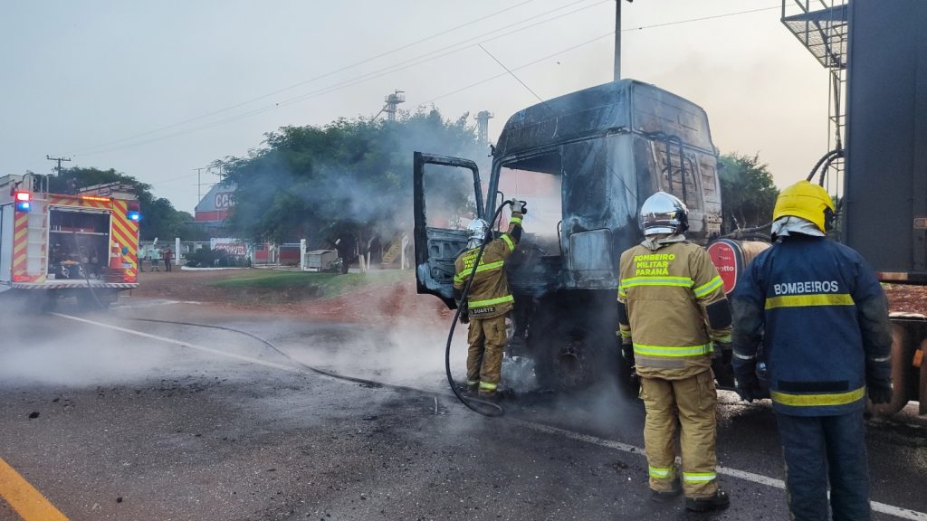 Carreta tem a cabine consumida pelo fogo na BR-486 em Espigão azul