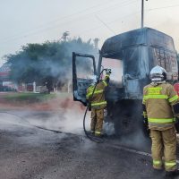 Imagem referente a Carreta tem a cabine consumida pelo fogo na BR-486 em Espigão azul