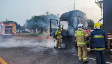 Imagem referente a Carreta tem a cabine consumida pelo fogo na BR-486 em Espigão azul