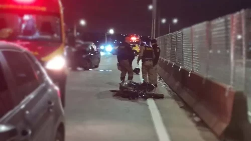 Imagem referente a Motociclista invade contramão, bate de frente com Saveiro e morre