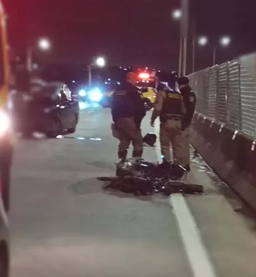 Imagem referente a Motociclista invade contramão, bate de frente com Saveiro e morre