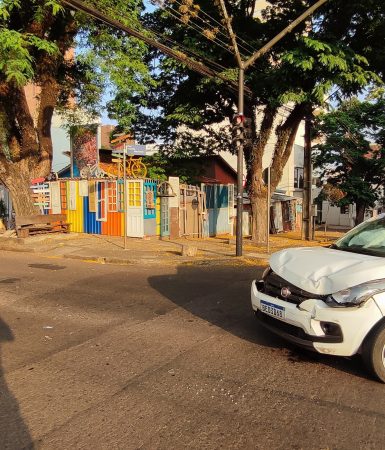 Imagem referente a Carro e ambulância se envolvem em acidente na Rua Paraná