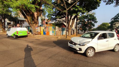 Imagem referente a Carro e ambulância se envolvem em acidente na Rua Paraná