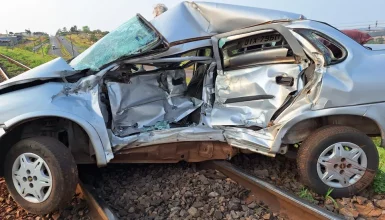 Imagem referente a Trem arrasta carro por mais de 150 metros e motorista fica gravemente ferido