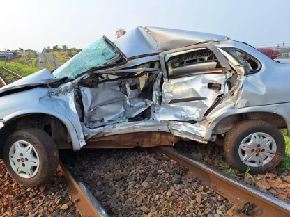 Imagem referente a Trem arrasta carro por mais de 150 metros e motorista fica gravemente ferido