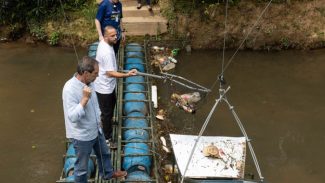 Técnicos da Sanepar visitam Ecobarreira, projeto que retirou 20 toneladas de lixo de rio