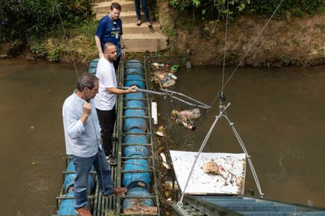 Imagem referente a Técnicos da Sanepar visitam Ecobarreira, projeto que retirou 20 toneladas de lixo de rio