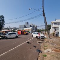 Imagem referente a Forte colisão entre carros deixa poste destruído; duas pessoas ficam feridas