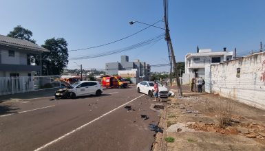 Imagem referente a Forte colisão entre carros deixa poste destruído; duas pessoas ficam feridas