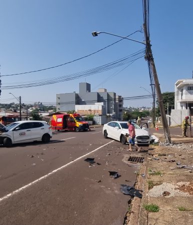 Imagem referente a Forte colisão entre carros deixa poste destruído; duas pessoas ficam feridas