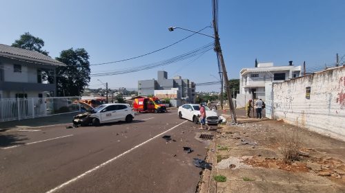 Imagem referente a Forte colisão entre carros deixa poste destruído; duas pessoas ficam feridas