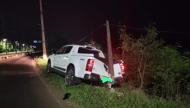 Imagem referente a Fuga frustrada: jovem rouba caminhonete e é preso após colidir com poste