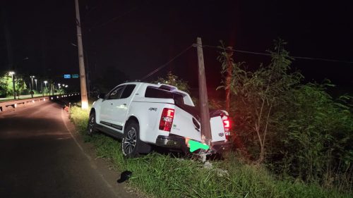 Imagem referente a Fuga frustrada: jovem rouba caminhonete e é preso após colidir com poste