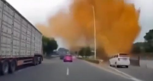 Imagem referente a Cano de saneamento explode e cria ‘fonte de cocô’ de 10 metros